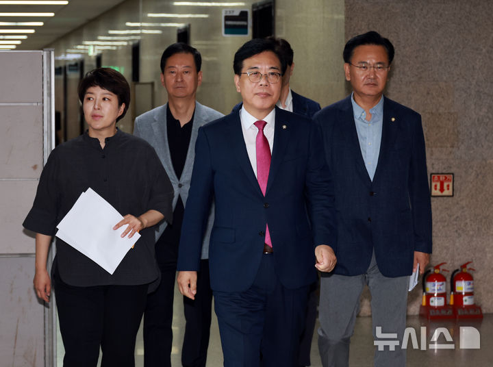 [서울=뉴시스] 김금보 기자 = 송언석 국민의힘 비상대책위원장 겸 원내대표가 24일 오후 서울 여의도 국회에서 열린 현안 관련 기자간담회에 입장하고 있다. 2025.08.24. kgb@newsis.com