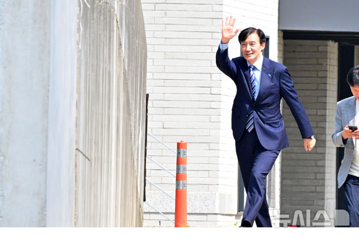 [양산=뉴시스] 차용현 기자 = 조국 전 조국혁신당 대표가 24일 경남 양산시 평산마을을 문재인 전 대통령 사저로 들어서고 있다. 2025.08.24. con@newsis.com