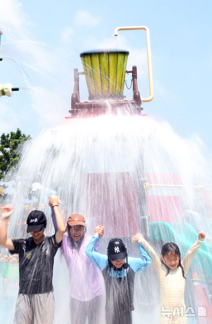 [부산=뉴시스] 하경민 기자 = 부산지역 폭염경보가 지속된 24일 수영구 어린이 워터파크에서 어린이들이 시원한 물벼락을 맞으며 더위를 식히고 있다. 2025.08.24. yulnetphoto@newsis.com