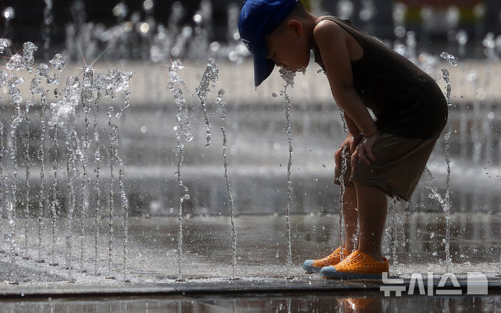 [대구=뉴시스] 이무열 기자 = 폭염이 연일 계속되고 있는 24일 대구 서구 평리공원 바닥분수에서 한 어린이가 물놀이를 하고 있다. 2025.08.24. lmy@newsis.com