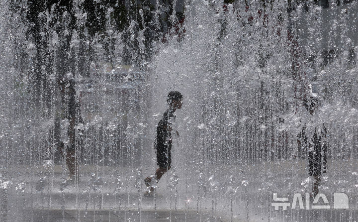 [대구=뉴시스] 이무열 기자 = 폭염이 연일 계속되고 있는 24일 대구 서구 평리공원 바닥분수에서 어린이들이 물놀이를 하고 있다. 2025.08.24. lmy@newsis.com
