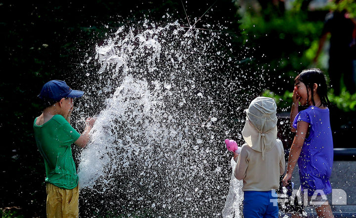[대구=뉴시스] 이무열 기자 = 폭염이 연일 계속되고 있는 24일 대구 서구 평리공원 바닥분수에서 어린이들이 물놀이를 하고 있다. 2025.08.24. lmy@newsis.com