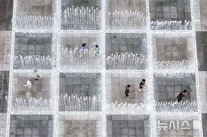 [대구=뉴시스] 이무열 기자 = 폭염이 연일 계속되고 있는 24일 대구 서구 평리공원 바닥분수에서 어린이들이 물놀이를 하고 있다. 2025.08.24. lmy@newsis.com