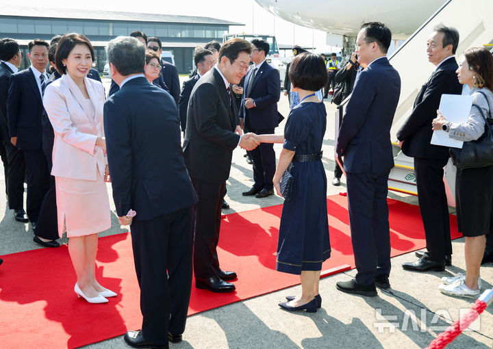 [도쿄=뉴시스] 고범준 기자 = 일본 방문 일정을 마친 이재명 대통령과 김혜경 여사가 23일 도쿄 하네다공항에서 미국 워싱턴DC로 출발하며 환송 인사들과 악수하고 있다. 2025.08.24. bjko@newsis.com
