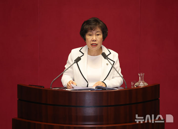 [서울=뉴시스] 김금보 기자 = 조배숙 국민의힘 의원이 24일 오후 서울 여의도 국회에서 열린 제428회 국회(임시회) 제2차 본회의에서 상법 일부개정법률안 반대 무제한토론을 하고 있다. 2025.08.24. kgb@newsis.com