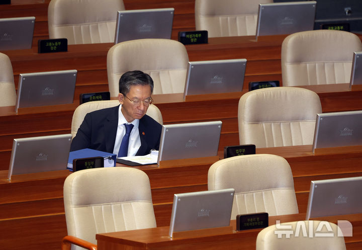 [서울=뉴시스] 김금보 기자 = 정성호 법무부 장관이 24일 오후 서울 여의도 국회에서 열린 제428회 국회(임시회) 제2차 본회의에서 조배숙 국민의힘 의원의 상법 일부개정법률안 반대 무제한토론 때 국무위원석에 앉아있다. 2025.08.24. kgb@newsis.com