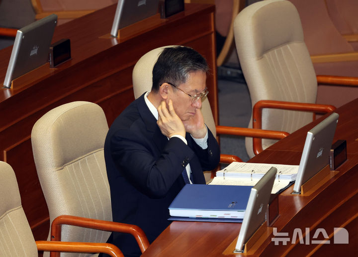 [서울=뉴시스] 김금보 기자 = 정성호 법무부 장관이 지난 24일 오후 서울 여의도 국회에서 열린 제428회 국회(임시회) 제2차 본회의에서 조배숙 국민의힘 의원의 상법 일부개정법률안 반대 무제한토론 때 국무위원석에 앉아있다. 2025.08.24. kgb@newsis.com