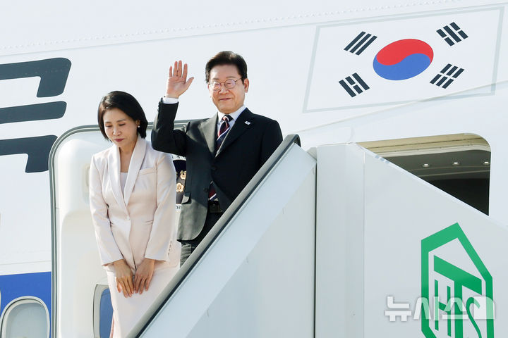 [도쿄=뉴시스] 고범준 기자 = 일본 방문 일정을 마친 이재명 대통령과 김혜경 여사가 23일 도쿄 하네다공항에서 도널드 트럼프 미국 대통령과의 한미 정상회담을 위해 워싱턴DC로 향하며 공군1호기에 올라 인사하고 있다. 2025.08.24. bjko@newsis.com