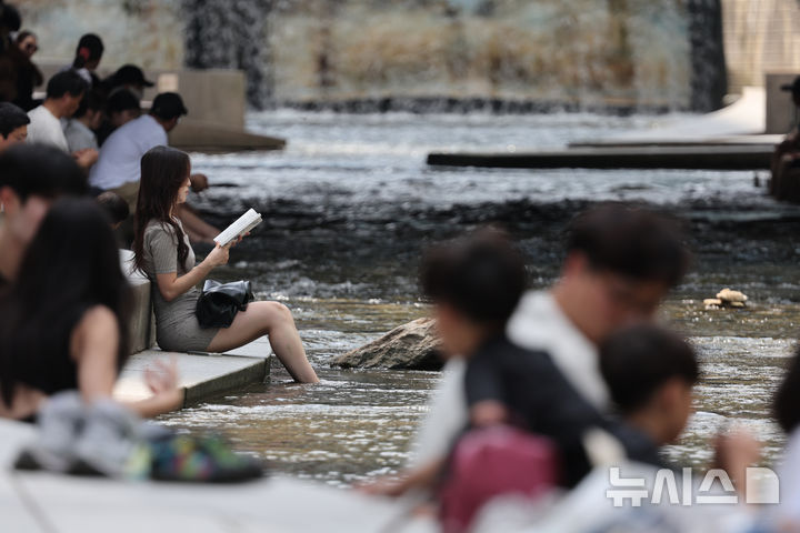 [서울=뉴시스] 김명원 기자 = 여름이 지나면 더위도 가시고 신선한 가을을 맞이하게 된다는 처서(23일)를 하루 지난 24일 서울 중구 청계천에서 한 시민이 이어지는 더위를 식히며 책을 읽고 있다. 2025.08.24. kmx1105@newsis.com