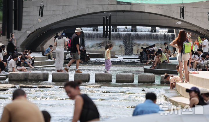 [서울=뉴시스] 김명원 기자 = 여름이 지나면 더위도 가시고 신선한 가을을 맞이하게 된다는 처서(23일)를 하루 지난 24일 서울 중구 청계천에서 시민들이 여전히 이어지는 더위를 식히고 있다. 2025.08.24. kmx1105@newsis.com