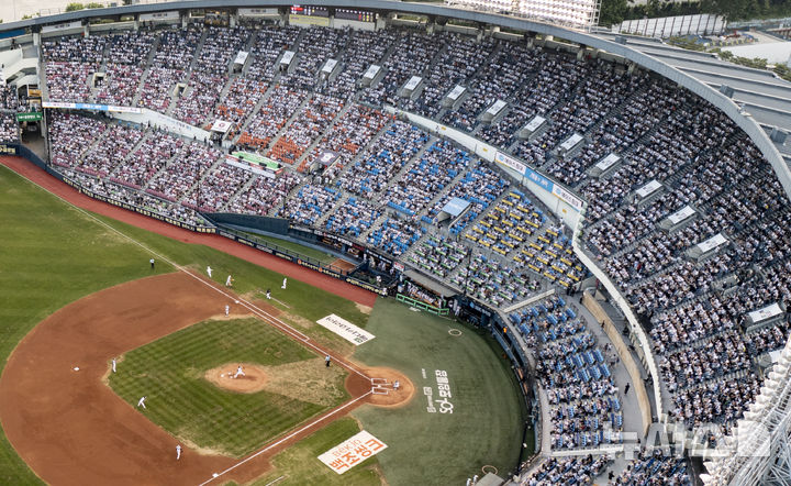 [서울=뉴시스] 김근수 기자 = 한국 프로야구 KBO리그 관중 수가 2년 연속 1천만명 기록한 가운데 24일 서울 송파구 잠실야구장에서 열린 프로야구 '2025 신한 SOL 뱅크 KBO리그' KT 위즈와 두산 베어스의 경기에서 관중들이 열띤 응원을 펼치고 있다. 2025.08.24. ks@newsis.com