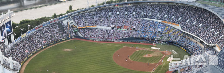 [서울=뉴시스] 김근수 기자 = 24일 서울 송파구 잠실야구장에서 관중들이 열띤 응원을 펼치고 있다. 2025.08.24. ks@newsis.com