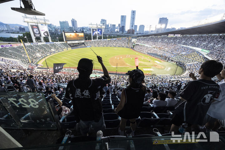 [서울=뉴시스] 김근수 기자 = 한국 프로야구 KBO리그 관중 수가 2년 연속 1천만명 기록한 가운데 24일 서울 송파구 잠실야구장에서 열린 프로야구 '2025 신한 SOL 뱅크 KBO리그' KT 위즈와 두산 베어스의 경기에서 관중들이 열띤 응원을 펼치고 있다. 2025.08.24. ks@newsis.com