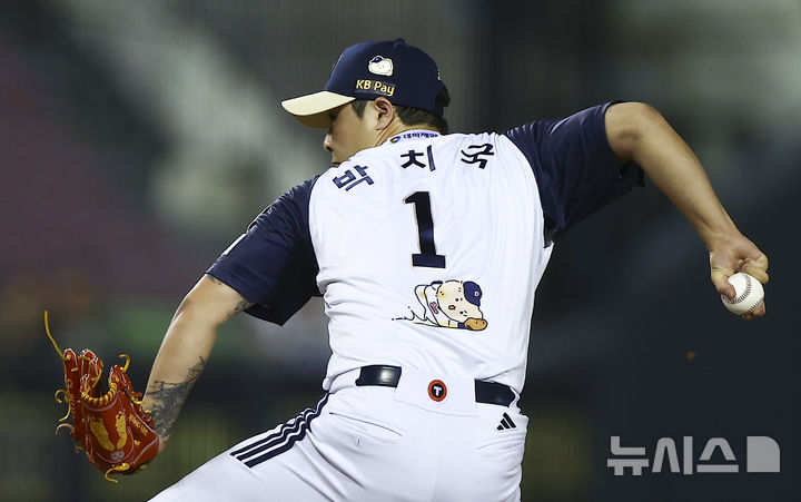 [서울=뉴시스] 김근수 기자 = 서울 송파구 잠실야구장에서 열린 프로야구 '2025 신한 SOL 뱅크 KBO리그' KT 위즈와 두산 베어스의 경기, 7회초 두산 두번째 투수 박치국이 공을 던지고 있다. 2025.08.24. ks@newsis.com