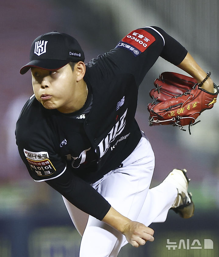 [서울=뉴시스] 김근수 기자 = 서울 송파구 잠실야구장에서 열린 프로야구 '2025 신한 SOL 뱅크 KBO리그' KT 위즈와 두산 베어스의 경기, 7회말 KT 선발 소형준이 공을 던지고 있다. 2025.08.24. ks@newsis.com