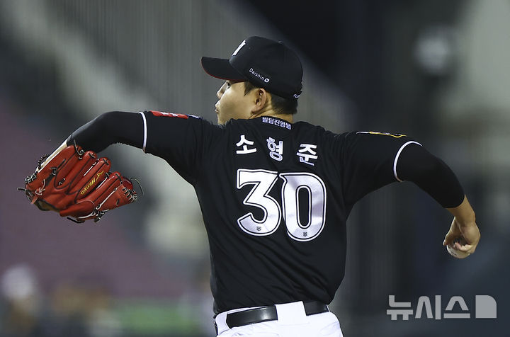 [서울=뉴시스] 김근수 기자 = 서울 송파구 잠실야구장에서 열린 프로야구 '2025 신한 SOL 뱅크 KBO리그' KT 위즈와 두산 베어스의 경기, 7회말 KT 선발 소형준이 공을 던지고 있다. 2025.08.24. ks@newsis.com