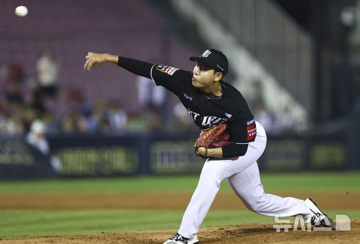 [서울=뉴시스] 김근수 기자 = 서울 송파구 잠실야구장에서 열린 프로야구 '2025 신한 SOL 뱅크 KBO리그' KT 위즈와 두산 베어스의 경기, 7회말 KT 선발 소형준이 공을 던지고 있다. 2025.08.24. ks@newsis.com