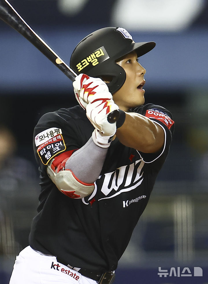 [서울=뉴시스] 김근수 기자 = 24일 서울 송파구 잠실야구장에서 열린 프로야구 '2025 신한 SOL 뱅크 KBO리그' KT 위즈와 두산 베어스의 경기, 8회초 2사 주자 1,2루 상황에서 KT 장진혁이 역전 쓰리런 홈런을 치고 있다. 2025.08.24. ks@newsis.com