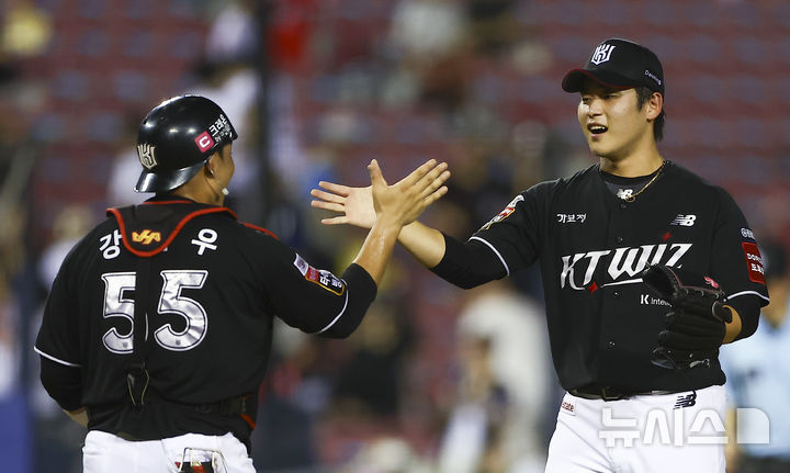 [서울=뉴시스] 김근수 기자 = 24일 서울 송파구 잠실야구장에서 열린 프로야구 '2025 신한 SOL 뱅크 KBO리그' KT 위즈와 두산 베어스의 경기에서 KT 위즈가 3-2로 승리를 거두고 KT 위즈 마무리 투수 박영현이 기뻐하고 있다. 2025.08.24. ks@newsis.com