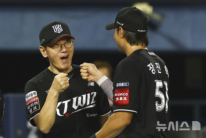 [서울=뉴시스] 김근수 기자 = 24일 서울 송파구 잠실야구장에서 열린 프로야구 '2025 신한 SOL 뱅크 KBO리그' KT 위즈와 두산 베어스의 경기에서 KT 위즈가 3-2로 승리를 거둔 뒤 KT 이강철 감독이 KT 장진혁과 기뻐하고 있다. 2025.08.24. ks@newsis.com
