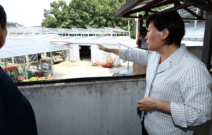 [여주=뉴시스] 강종민 기자 = 송미령 농림축산식품부 장관이 24일 주민 주도형 마을태양광사업의 모범사례가 된 경기도 여주시 구양리 ‘마을태양광 발전소’를 찾아 태양광 발전 현장을 살펴보고 있다. (사진=농식품부 제공) 2025.08.24. photo@newsis.com *재판매 및 DB 금지