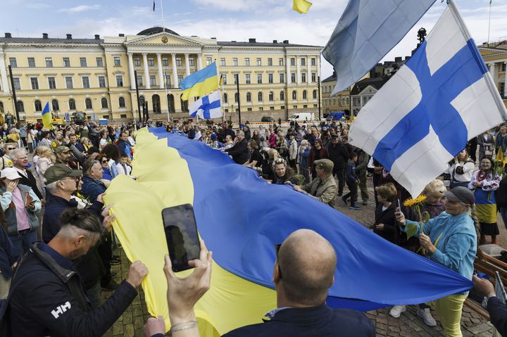 [헬싱키=AP/뉴시스] 유럽연합이 러시아 접경국의 국방을 강화하면서 핀란드 국경에 무인기 장벽을 만들겠다고 9월 15일 밝혔다. 사진은 2025년 8월 24일 핀란드 헬싱키에서 우크라이나 독립기념일을 맞아 연대 집회가 열려 참가자들이 대형 우크라이나 국기를 펼치고 있는 광경. 우크라이나는 러시아와 4년째 전쟁 중에 독립 34주년을 맞았다. 2025.09.16.