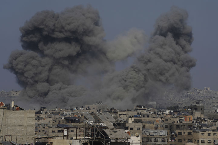 [가자시티=AP/뉴시스]24일 이스라엘군의 공습을 받은 가자지구 가자시티에서 연기가 치솟고 있다. 이스라엘군은 29일 가자지구 최대 도시인 가자시티를 전쟁 지역으로 선포하고, 인도주의적 지원 물자 배급을 허용하기 위해 매일 일정 시간 교전을 하지 않기로 한 휴전을 중단한다고 밝혔다. 2025.08.29.
