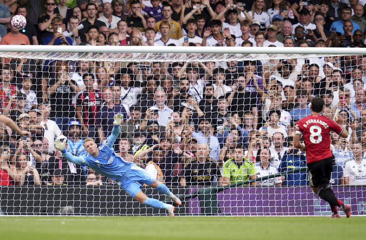 [런던=AP/뉴시스]맨유 페르난데스 페널티킥 실축. 2025.08.24.