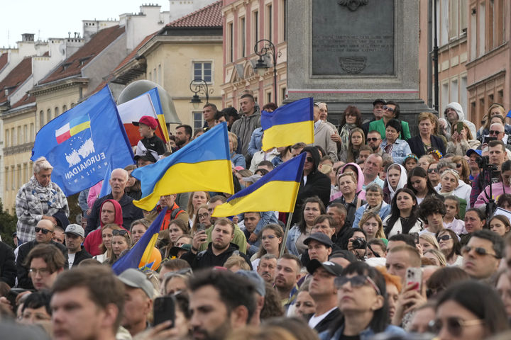 [바르샤바=AP/뉴시스] 8월 24일 폴란드 바르샤바 궁전 광장에서 우크라이나 독립기념일을 맞아 연대 집회가 열려 참가자들이 우크라이나 국기를 들고 모여 있다. 우크라이나는 러시아와 3년 반 전쟁을 치르면서 독립 34주년을 맞았다. 2025.09.16.