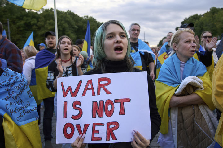 [베를린=AP/뉴시스] 24일(현지 시간) 독일 베를린에서 우크라이나 독립기념일을 맞아 연대 집회가 열려 참가자들이 구호를 외치고 있다. 우크라이나는 러시아와 4년째 전쟁을 치르는 가운데 독립 34주년을 맞았다. 2025.08.30.