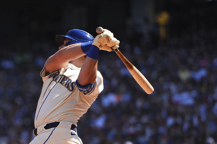 [시애틀=AP/뉴시스] 시애틀 매리너스의 칼 롤리가 25일(한국 시간) 미국 워싱턴주 시애틀의 T모바일 파크에서 벌어진 2025 메이저리그(MLB) 애슬레틱스와의 경기에서 1회말 투런 홈런을 때려내고 있다. 2025.08.25