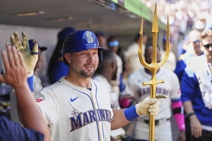 [시애틀=AP/뉴시스] 시애틀 매리너스의 칼 롤리가 25일(한국 시간) 미국 워싱턴주 시애틀의 T모바일 파크에서 벌어진 2025 메이저리그(MLB) 애슬레틱스와의 경기에서 2회말 투런 홈런을 떄려낸 뒤 세리머니를 하고 있다. 2025.08.25