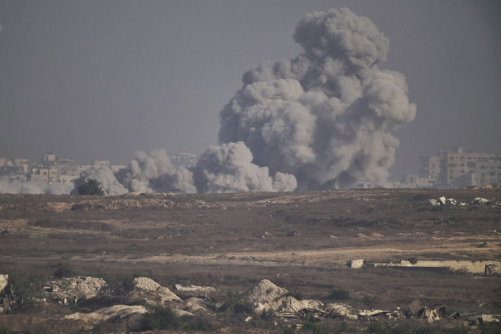 [AP/뉴시스]25일 가자지구 북부에서 이스라엘의 공습으로 거대한 연기가 치솟는 것이 가자지구 남부에서 목격되고 있다. 이스라엘이 25일 가자지구 남부 칸유지스의 나세르 병원을 공습, 최소 8명이 사망했는데 AP 통신의 프리랜서 기자를 포함해 여러명의 언론인들이 포함됐다. 2025.08.25.