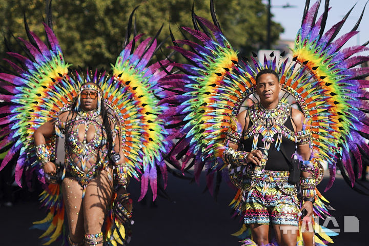 [노팅힐=AP/뉴시스] 25일(현지 시간) 영국 런던 노팅힐에서 열린 '노팅힐 카니발 퍼레이드'에 참가한 참가자들이 행진하고 있다. 2025.08.26.