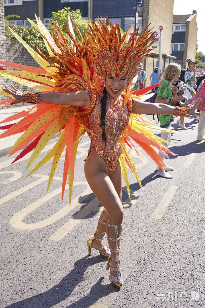 [노팅힐=AP/뉴시스] 25일(현지 시간) 영국 런던 노팅힐에서 열린 '노팅힐 카니발 퍼레이드'에 참가한 참가자가 행진하고 있다. 2025.08.26.