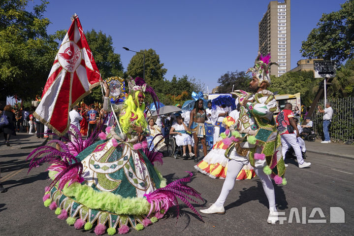 [노팅힐=AP/뉴시스] 25일(현지 시간) 영국 런던 노팅힐에서 열린 '노팅힐 카니발 퍼레이드'에 참가한 참가자들이 행진하고 있다. 2025.08.26.