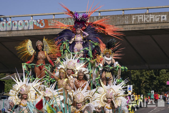[노팅힐=AP/뉴시스] 25일(현지 시간) 영국 런던 노팅힐에서 열린 '노팅힐 카니발 퍼레이드'에 참가한 참가자들이 행진하고 있다. 2025.08.26.