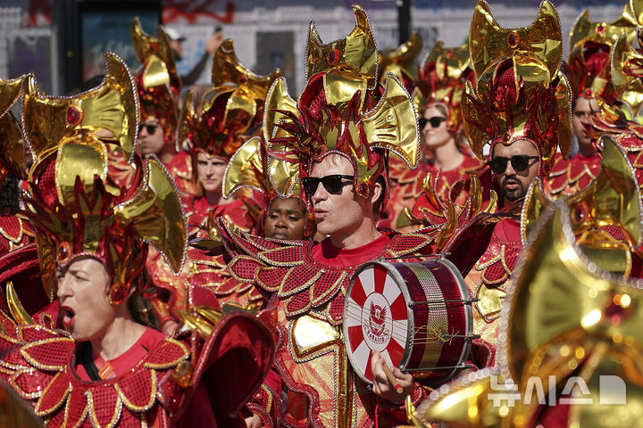 [노팅힐=AP/뉴시스] 25일(현지 시간) 영국 런던 노팅힐에서 열린 '노팅힐 카니발 퍼레이드'에 참가한 참가자들이 행진하고 있다. 2025.08.26.