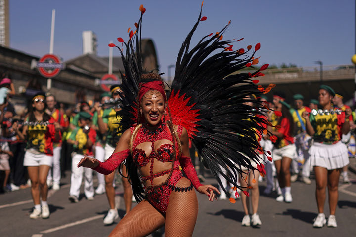 [노팅힐=AP/뉴시스] 25일(현지 시간) 영국 런던 노팅힐에서 열린 '노팅힐 카니발 퍼레이드'에 참가한 참가자들이 행진하고 있다. 2025.08.26.
