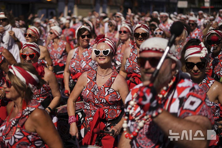 [노팅힐=AP/뉴시스] 25일(현지 시간) 영국 런던 노팅힐에서 열린 '노팅힐 카니발 퍼레이드'에 참가한 참가자들이 행진하고 있다. 2025.08.26.