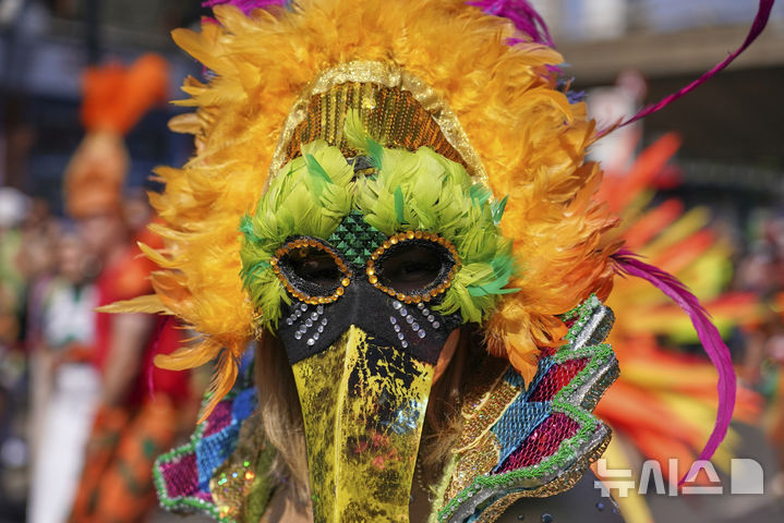 [노팅힐=AP/뉴시스] 25일(현지 시간) 영국 런던 노팅힐에서 열린 '노팅힐 카니발 퍼레이드'에 참가한 참가자가 행진하고 있다. 2025.08.26.