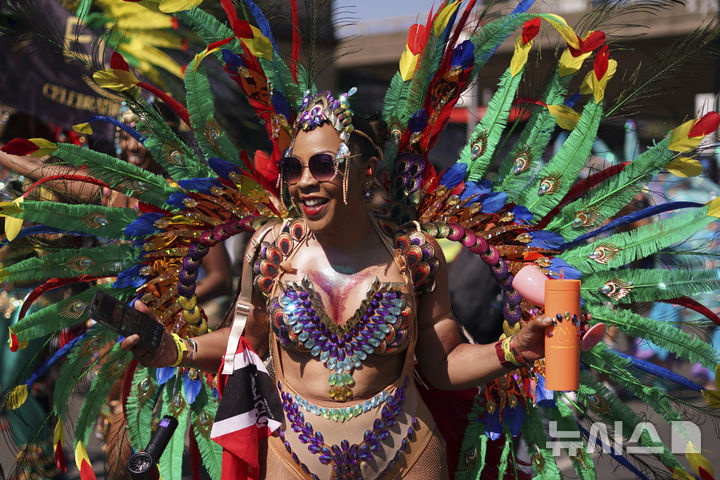 [노팅힐=AP/뉴시스] 25일(현지 시간) 영국 런던 노팅힐에서 열린 '노팅힐 카니발 퍼레이드'에 참가한 참가자들이 행진하고 있다. 2025.08.26.