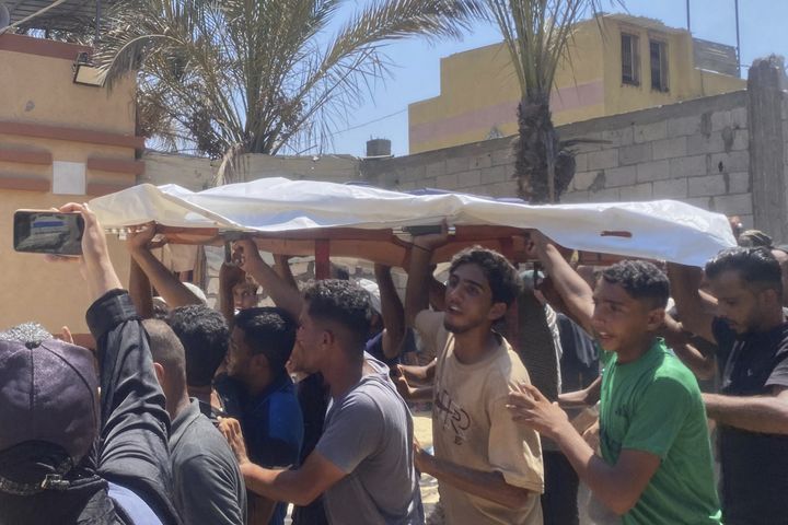 [가자=AP/뉴시스]25일(현지 시간) ]이스라엘군의 가자지구 남부 칸유지스의 나세르 병원에 대한 공습으로 언론인 등 최소 20명이 사망했다. 사진에는 공습으로 사망한 AP 통신 등에서 프리랜서로 일한 마리암 아부 다카 기자의 시신이 이송되고 있는 모습이 담겼다. 2025.08.26.