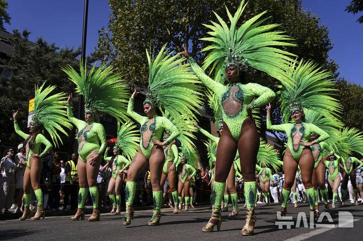 [노팅힐=AP/뉴시스] 25일(현지 시간) 영국 런던 노팅힐에서 열린 '노팅힐 카니발 퍼레이드'에 참가한 참가자들이 행진하고 있다. 2025.08.26.