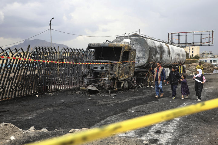 [사나=AP/뉴시스] 지난 25일(현지 시간) 예멘 사나에서 시민들이 이스라엘의 공습으로 파괴된 유조차 잔해 옆을 지나가고 있다. 2025.08.29.