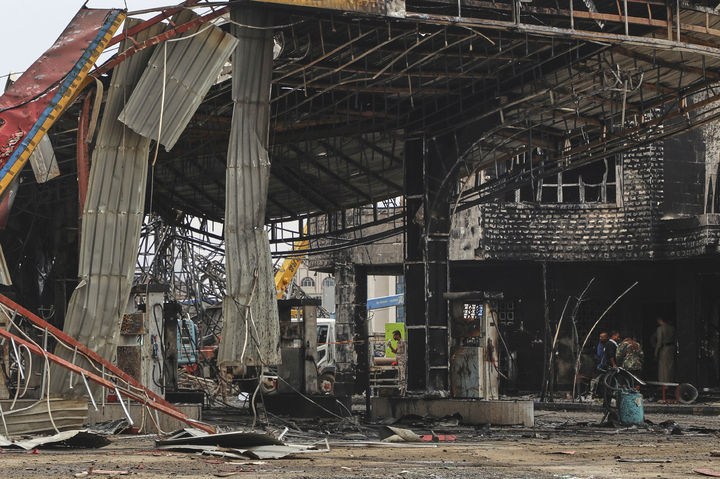 [사나=AP/뉴시스] 지난 25일(현지 시간) 예멘 사나에서 사람들이 이스라엘의 공습으로 파괴된 주유소를 점검하고 있다. 2025.08.29.