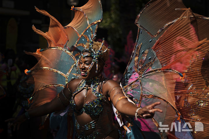 [노팅힐=AP/뉴시스] 25일(현지 시간) 영국 런던 노팅힐에서 열린 '노팅힐 카니발 퍼레이드'에 참가한 참가자가 행진하고 있다. 2025.08.26.