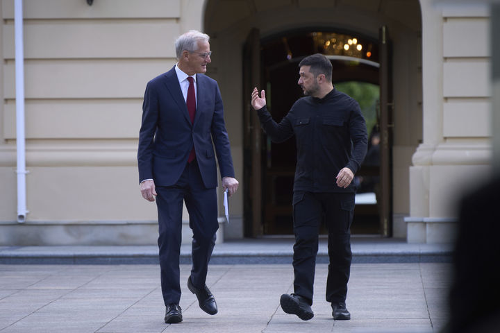 [키이우=AP/뉴시스]25일(현지 시간) 우크라이나 키이우를 방문한 요나스 가르 스퇴르(왼쪽) 노르웨이 총리가 볼로디미르 젤렌스키 대통령을 만나 대화하고 걸어가고 있다. 2025.08.26..