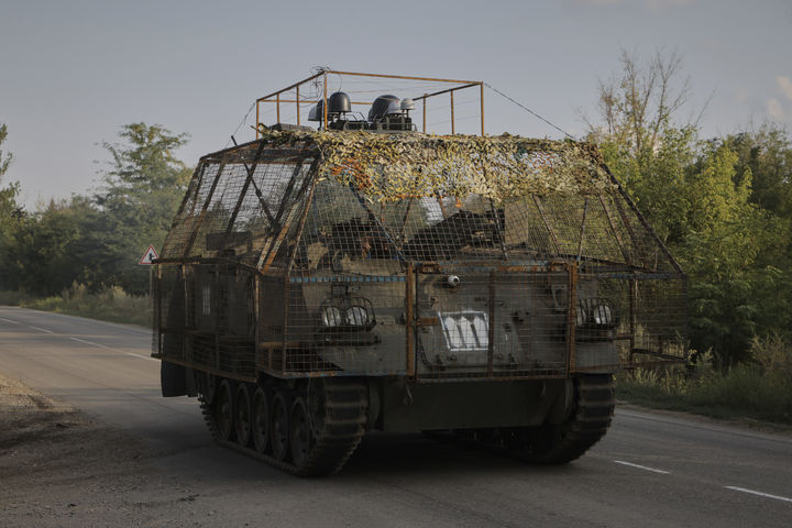 [코스탄티니우카=AP/뉴시스] 우크라이나군이 러시아군의 '봄·여름 공세 성공' 발표에 대해 "완전한 거짓말"이라며 정면 반박했다. 사진은 지난달 24일(현지 시간) 격전지인 우크라이나 도네츠크주 코스탄티니우카에서 우크라이나군 장갑차가 시내 도로를 달리는 모습. 2025.09.01.