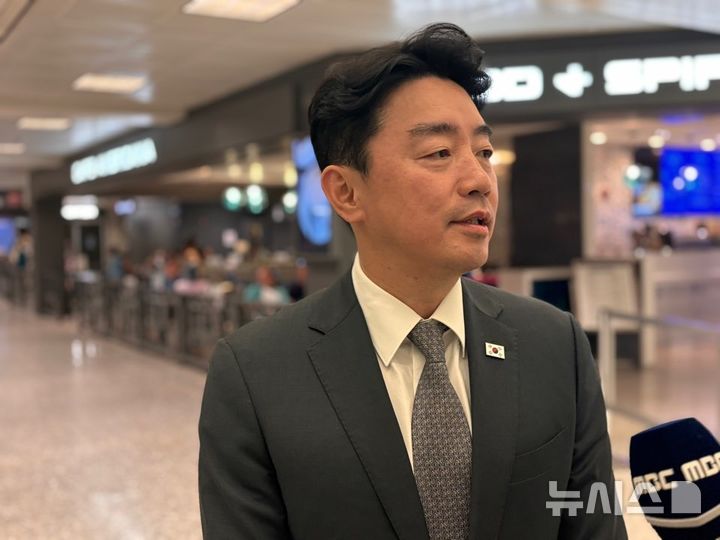 [워싱턴=뉴시스]이윤희 특파원 = 한미 정상회담을 하루 앞둔 24일(현지 시간) 강훈식 대통령실 비서실장이 미국 워싱턴DC 인근 덜레스국제공항으로 입국하며 특파원들의 질문에 답하고 있다. 대통령 순방 기간 비서실장이 해외로 나선 것은 이례적이며, 당초 계획된 일정도 아니라 한미 정상회담 준비에 차질이 생긴 것이 아니냐는 우려가 제기되고 있다. 2025.08.25. 